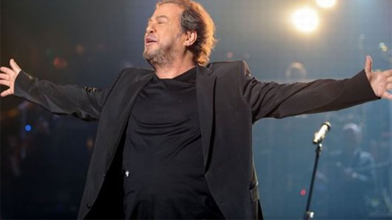 Ο Γιάννης Πάριος ερμηνεύει το τραγούδι της σειράς «Το Βραχιόλι Της Φωτιάς»