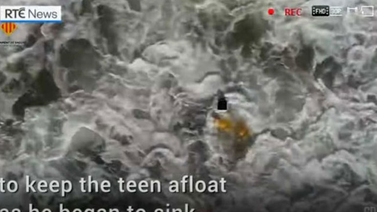 Καταπληκτική διάσωση 14χρονου στα μανιασμένα κύματα με ένα drone!