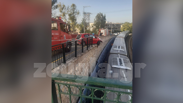 Κηφισιά: Παρ’ ολίγον τραγωδία στον Ηλεκτρικό – Αυτοκίνητο αιωρείτο πάνω από τις ράγες