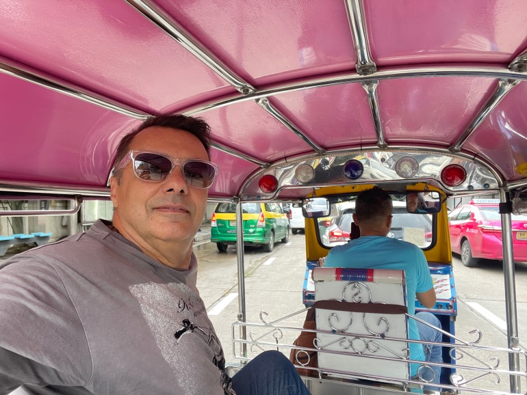 Ο απεσταλμένος μας σε κλασικό του-τουκ της Μπανγκόκ