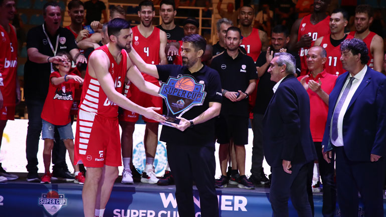 Ο Κώστας Παπανικολάου χάρισε ένα από τα highlight της βραδιάς στη Ρόδο, καθώς δεν σήκωσε εκείνος πρώτος το τρόπαιο του Super Cup, αλλά το έδωσε στον Sports Director της «ερυθρόλευκης» ΚΑΕ, Χρήστο Μπαφέ