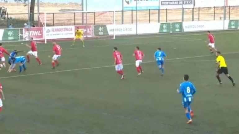 ΕΠΟΣ: Διαιτητής έδωσε πέναλτι για ανατροπή ποδοσφαιριστή από… συμπαίκτη του!