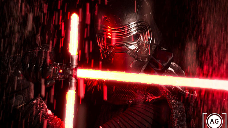 Διονύσης Κομποθέκλας: Ένας από τους τέσσερις στον κόσμο που κατασκευάζουν φωτόσπαθα του «Πολέμου των Άστρων»