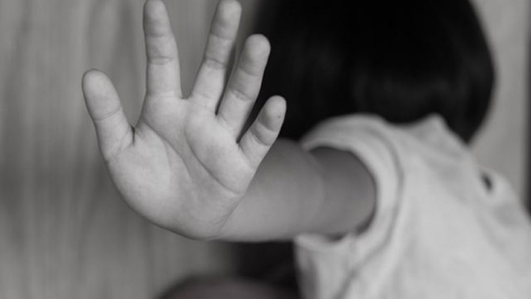 Χανιά: Συνελήφθη 50χρονος παππούς γιατί κλώτσησε τη δίχρονη εγγονή του Χανιά: Συνελήφθη 50χρονος παππούς γιατί κλώτσησε τη δίχρονη εγγονή του