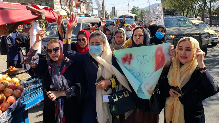 Φοιτήτριες διαδηλώνουν στη Χεράτ μετά την επίθεση σε εκπαιδευτικό κέντρο στην Καμπούλ