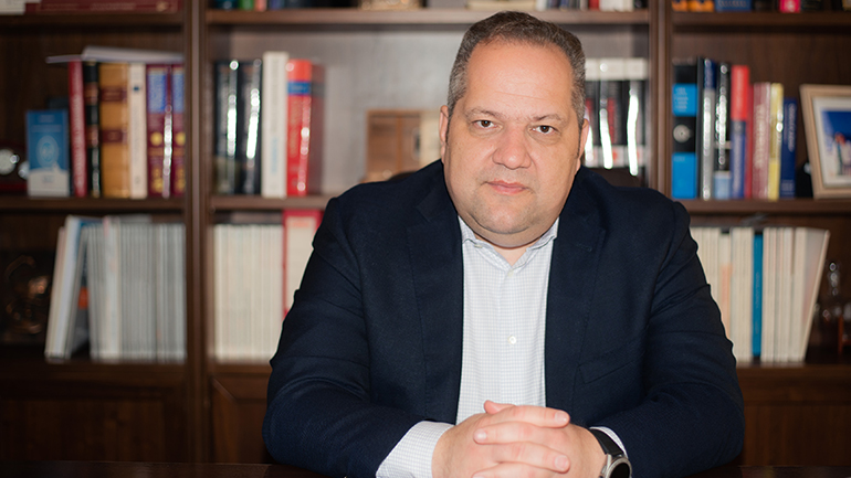 Ο Χειρουργός Ουρολόγος Γρηγόριος Δελλής είναι στρατιωτικός ιατρός, επιμελητής στην Ουρολογική Κλινική του 251 ΓΝΑ, ενώ παράλληλα διατηρεί Ιδιωτικό Ιατρείο.