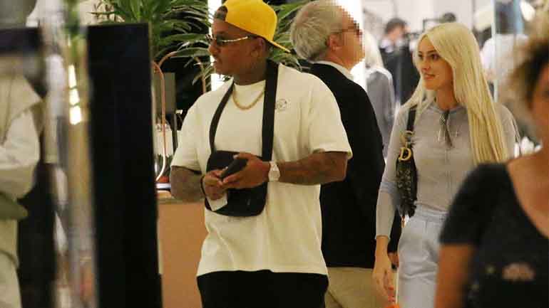 Light: Με την κούκλα σύντροφό του, Άννα Θεοδωρίδη σε χαλαρές στιγμές!