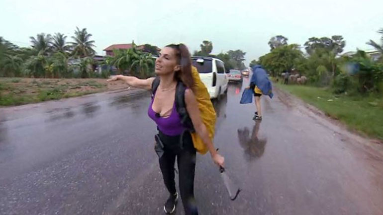 Asia Express: Η Χριστίνα Κολέτσα κάνει οτοστόπ και τρελαίνει το Twitter με το μπούστο της