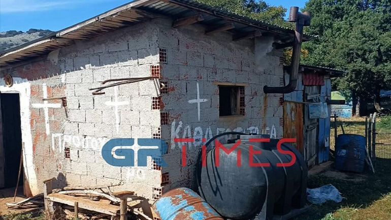 Έγκλημα στην Καβάλα: Σοκαριστικές εικόνες από το σπίτι που «βάφτηκε» με αίμα