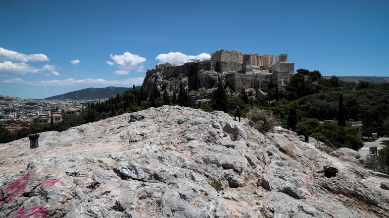 Ακρόπολη: Σε αυτοκτονία αποδίδεται ο θάνατος της γυναίκας που έπεσε από τον βράχο του Αποστόλου Παύλου