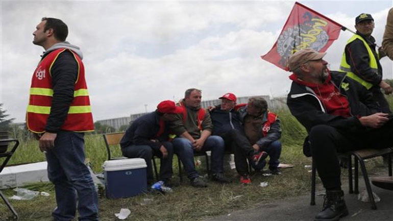 Γαλλία: Συνεχίζονται για όγδοη ημέρα οι απεργίες σε διυλιστήρια