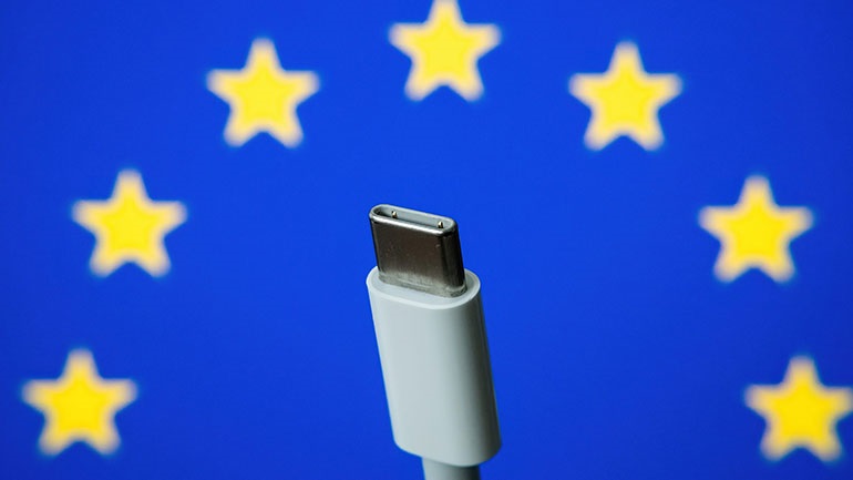 Η ΕΕ επιβάλλει ενιαίο φορτιστή για όλα τα smartphones και τις άλλες φορητές ηλεκτρονικές συσκευές