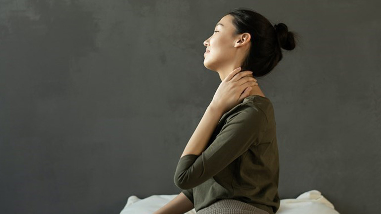 Πώς να απαλύνετε τους πόνους του σώματος με τις αλλαγές του καιρού