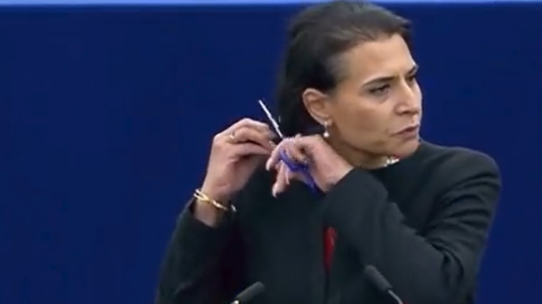 Ευρωβουλευτής έκοψε τα μαλλιά της την ώρα που μιλούσε για τις γυναίκες του Ιράν