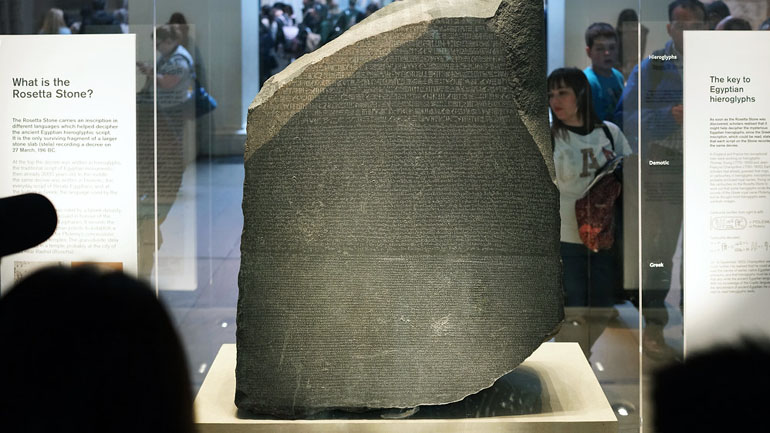 Αίγυπτος: Aρχαιολόγοι ζητούν την επιστροφή από το Βρετανικό Μουσείο της Στήλης της Ροζέτας