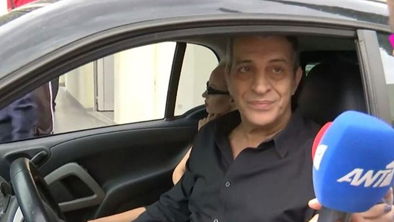 Θέμης Αδαμαντίδης: Συντετριμμένος στην κηδεία της μητέρας του o τραγουδιστής