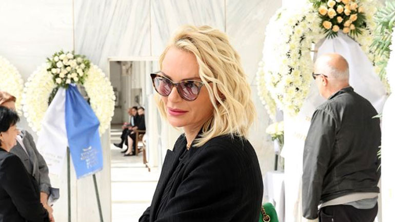 Έλενα Χριστοπούλου: Συγκινημένη στην κηδεία του Ζάχου Χατζηφωτίου