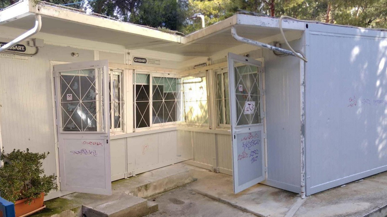 Καταγγελία αναγνώστη στη «Ζούγκλα»: «Τα παιδιά μας κάνουν μάθημα σε κοντέινερ»