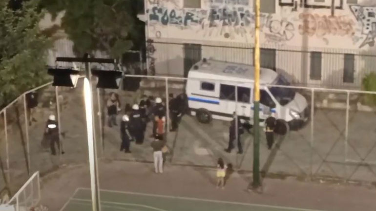 Εξάρχεια: Ξυλοδαρμός πατέρα από αστυνομικούς μπροστά στα μάτια του παιδιού του!