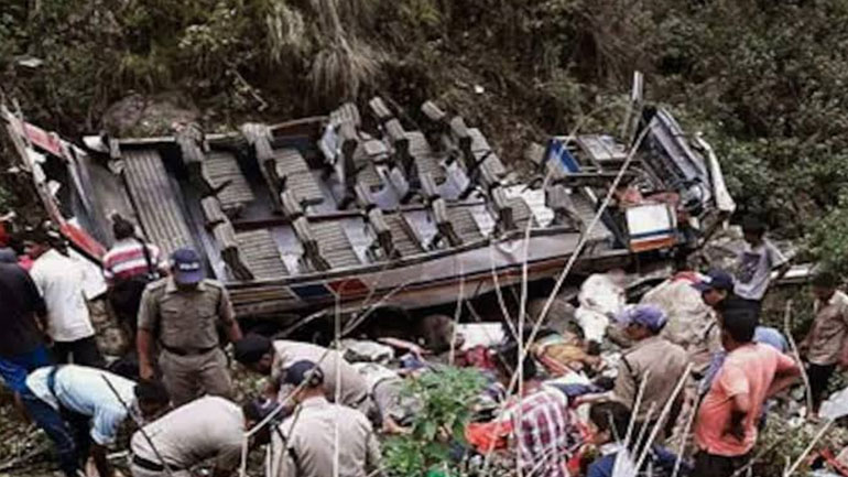 Ινδία: 25 νεκροί από πτώση λεωφορείου σε φαράγγι