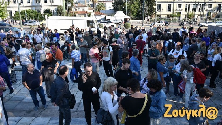 Συγκέντρωση υγειονομικών σε αναστολή έξω από το Υπουργείο Υγείας