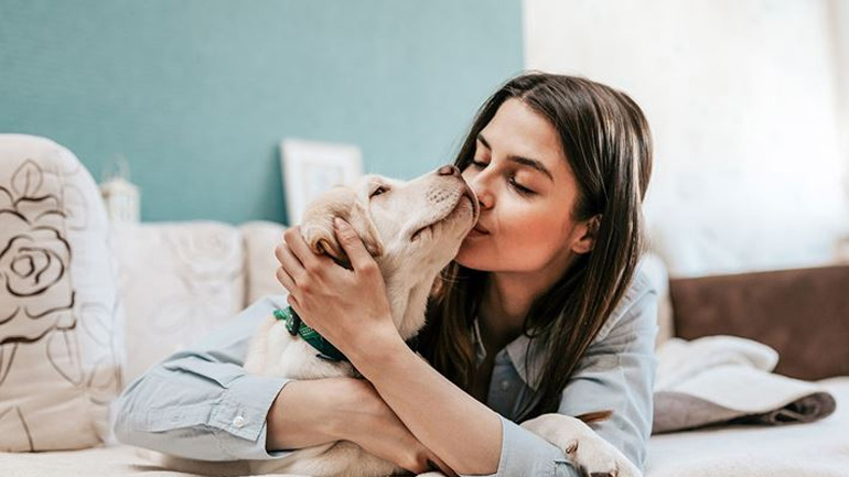 Τελικά μπορούμε να φιλάμε το σκύλο μας ή όχι;