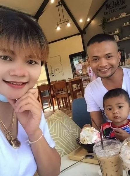 Τα τοπικά ΜΜΕ δημοσίευσαν φωτoγραφία του δράστη με τη σύζυγο και το παιδί τους