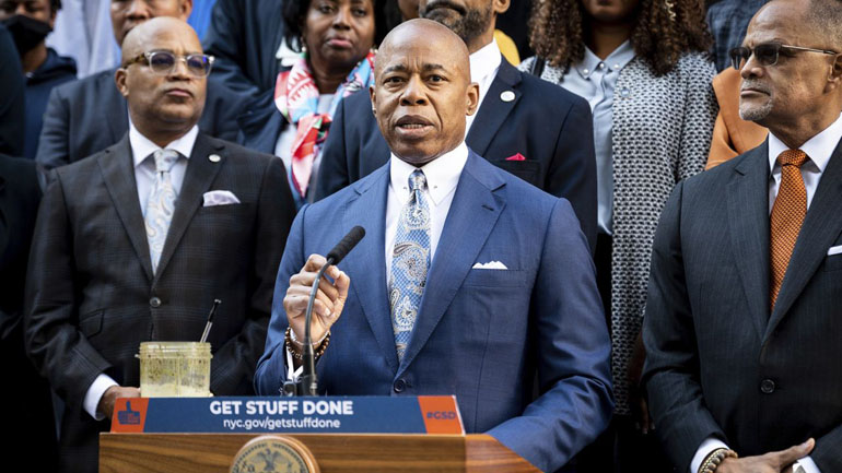 Σε κατάσταση έκτακτης ανάγκης η Νέα Υόρκη λόγω του μεγάλου αριθμού μεταναστών