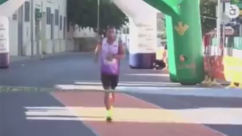 Μαραθωνοδρόμος σταματά πριν τη γραμμή του τερματισμού, γιατί ήταν πολύ γρήγορος