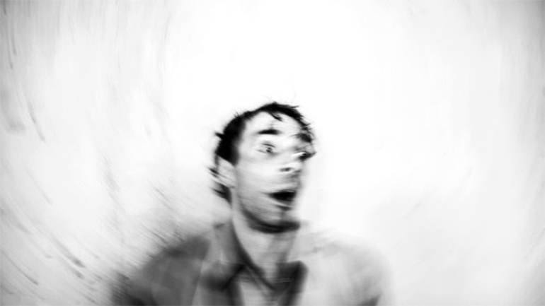 «Ο Ξένος» του Καμύ σε σκηνοθεσία Αλεξάνδρας Καζάζου στο Θησείον