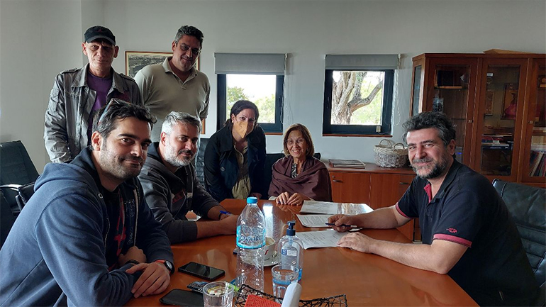 Η πρόεδρος του ΚΘΒΕ Γιαννούλα Καρύμπαλη- Τσίπτσιου μαζί με τον Καλλιτεχνικό Διευθυντή του ΚΘΒΕ Αστέρη Πελτέκη και το Δ.Σ του Σωματείου: Σαράντης Γιαντσιδιώτης, Στέλιος Ντάρας, Χρήστος Σάββας, Γιώργος Κασσάρας και Φιλοθέη Ελευθεριάδου. 