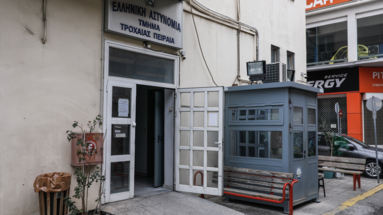 Προφυλακίστηκαν δύο αδέλφια για την επίθεση με μολότοφ στην Τροχαία Πειραιά