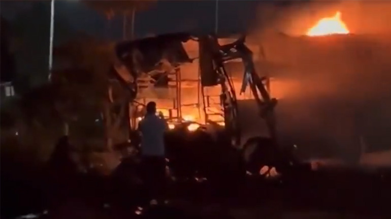 Ινδία: Τουλάχιστον 12 νεκροί και 30 τραυματίες από πυρκαγιά σε λεωφορείο