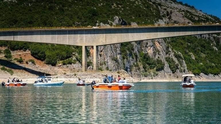 Λίμνη Κρεμαστών: Βαρκάδα πάνω από τα βυθισμένα σπίτια