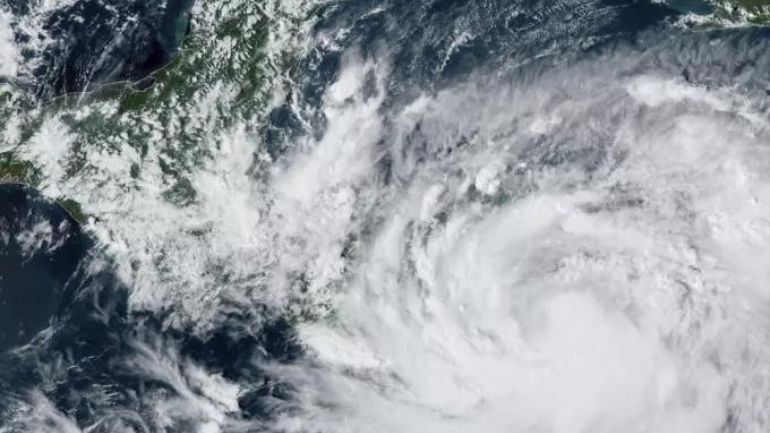 Συναγερμός στην κεντρική Αμερική καθώς πλησιάζει απειλητικά η τροπική καταιγίδα Τζούλια