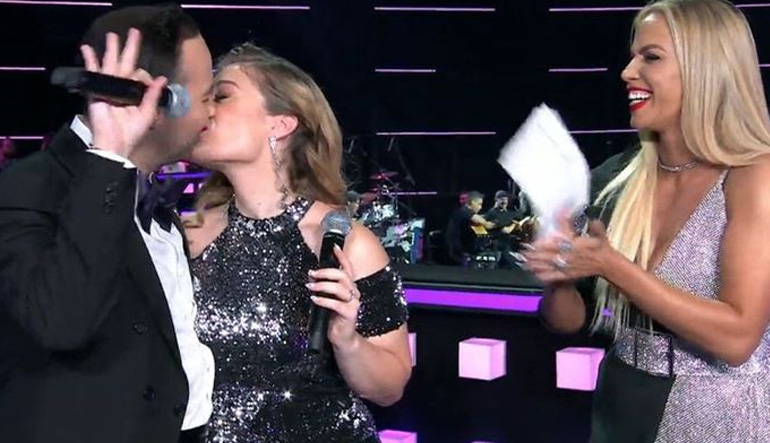 J2US: Μαυρίκιος Μαυρικίου και Ιλάειρα Ζήση – Το μεγαλύτερης διάρκειας φιλί στην ελληνική τηλεόραση!