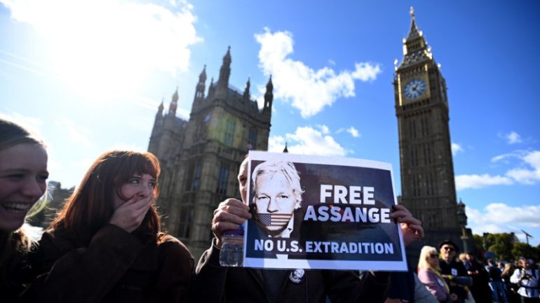 Βρετανία: Ανθρώπινη αλυσίδα στο κοινοβούλιο κατά της έκδοσης Ασάνζ στις ΗΠΑ