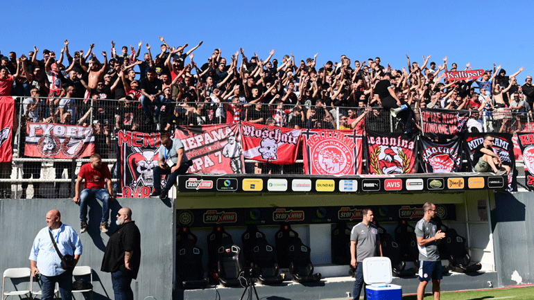ΟΦΗ-Ολυμπιακός: Επεισόδια και πετροπόλεμος στο «Γεντί Κουλέ»