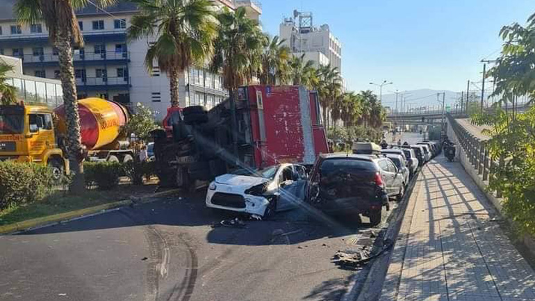 Τροχαίο στη Λεωφόρο Ποσειδώνος: Νταλίκα καταπλάκωσε αυτοκίνητο