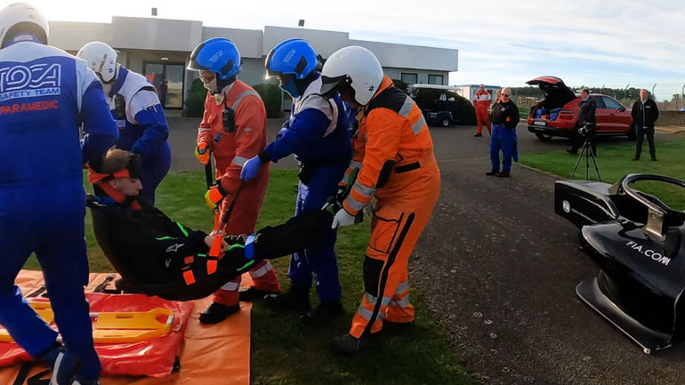 Δείτε πως απομακρύνουν έναν πιλότο της Formula1 μετά από τρακάρισμα με το μονοθέσιο