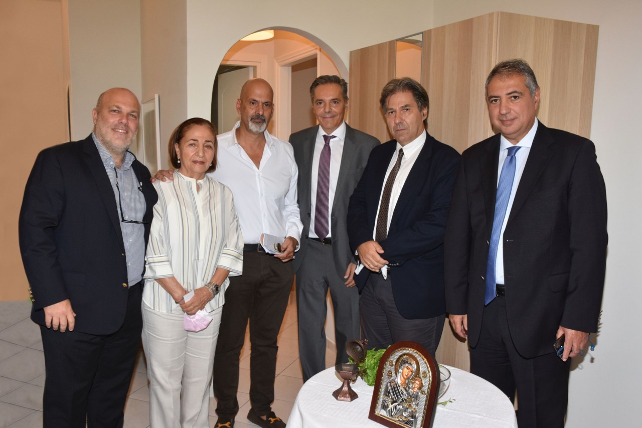 Εικονίζονται από αριστερά προς τα δεξιά: Αλέξανδρος Σπυριδωνίδης - Καθηγητής Αιματολογίας, Διευθυντής Μονάδας Μεταμόσχευσης Μυελού των Οστών του ΠΓΝΠ, Καίτη Δαυίδ - Επίτιμη Πρόεδρος της Aurora, Χαράλαμπος Μπονάνος - Αντιπεριφερειάρχης Αχαΐας, Clemente Pinedo - πρόεδρος και ιδρυτικό μέλος της Aurora, Δημήτριος Μπάκος - Διοικητής του Πανεπιστημιακού Γενικού Νοσοκομείου Πατρών, Ιωάννης Καρβέλης - Διοικητής της 6ης ΥΠΕ – Διοίκηση Υγειονομικής Περιφέρειας Πελ/νήσου, Ιονίων Νήσων, Ηπείρου & Δυτικής Ελλάδας