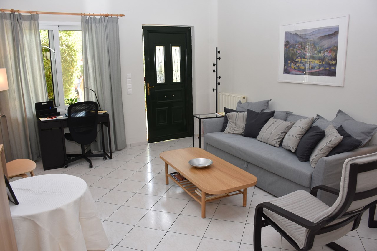 Καθιστικό της στέγης φιλοξενίας στην Πάτρα