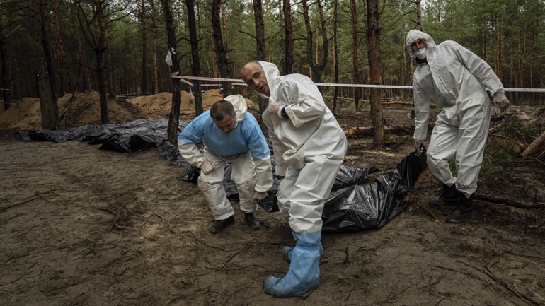 Tην εκταφή δεκάδων αμάχων που σκοτώθηκαν σε πόλεις που ανακατέλαβαν ουκρανικές δυνάμεις, ανακοίνωσε το Κίεβο