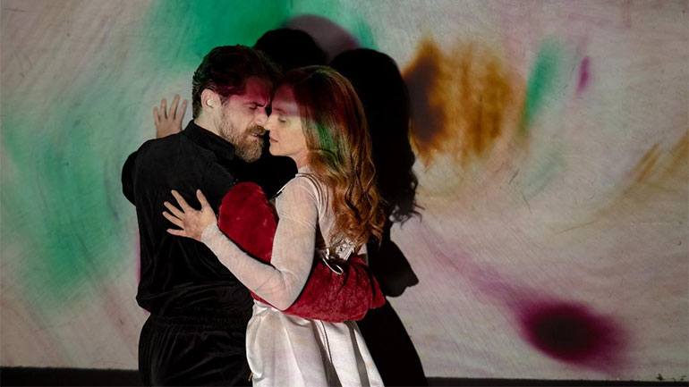 Ο Δημήτρης Λάλος και η Έλενα Μαυρίδου πρωταγωνιστούν στο έργο «Άλκηστις» του Ευριπίδη