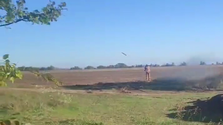 Ουκρανός στρατιώτης καταρρίπτει ρωσικό πύραυλο με φορητό σύστημα αεράμυνας