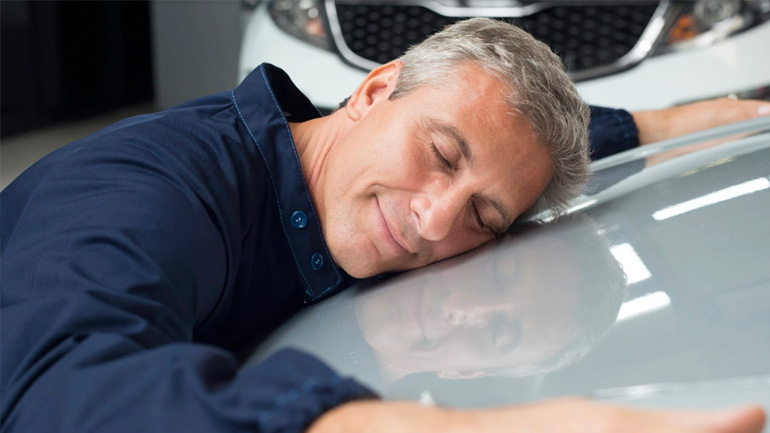 Άντρες και τα αυτοκίνητά τους: Οι πόλεις στοχεύουν να διαλύσουν τον έρωτα