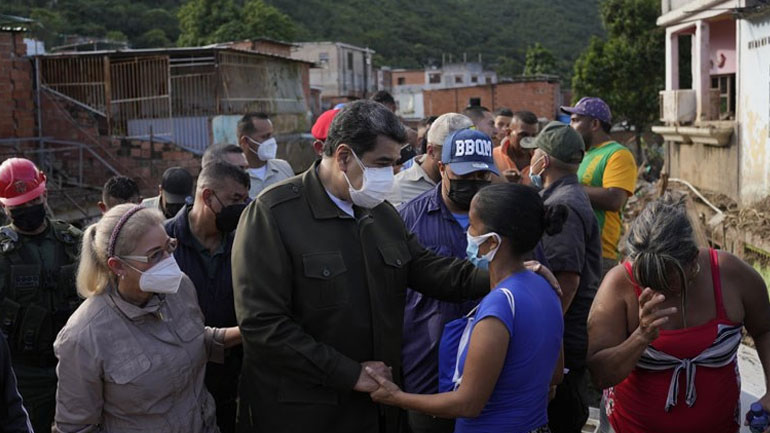 Μαδούρο: Περίπου 100 νεκροί από τις κατολισθήσεις στη Λας Τεχερίας