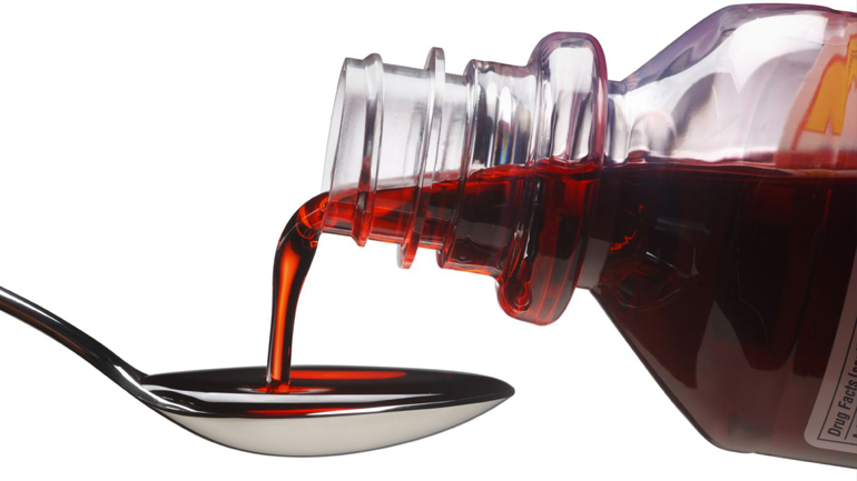 Ινδία: Ανεστάλη η παραγωγή σιροπιού για τον βήχα που ενδεχομένως συνδέεται με τον θάνατο δεκάδων παιδιών στη Γκάμπια