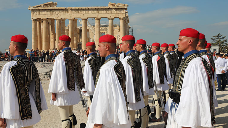 Έπαρση της σημαίας στην Ακρόπολη για την επέτειο της Απελευθέρωσης της Αθήνας από τους Γερμανούς
