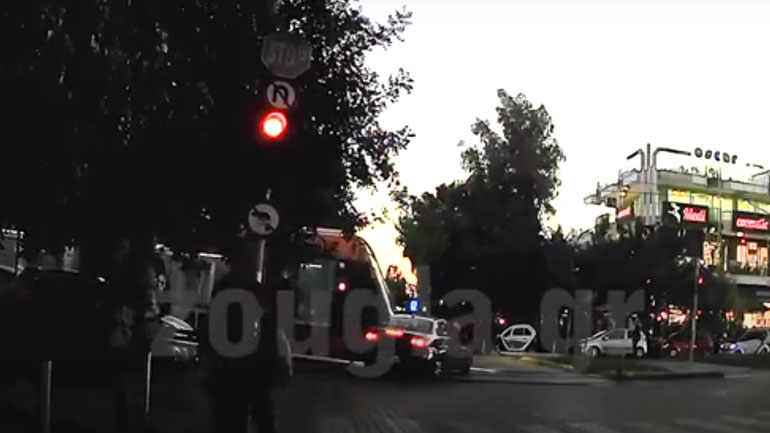 Τραμ εμβολίζει αυτοκίνητο στην Γλυφάδα